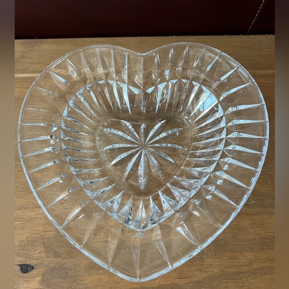 Mikasa crystal heart dish,beautiful and in perfect condition. - Picture 1 of 3